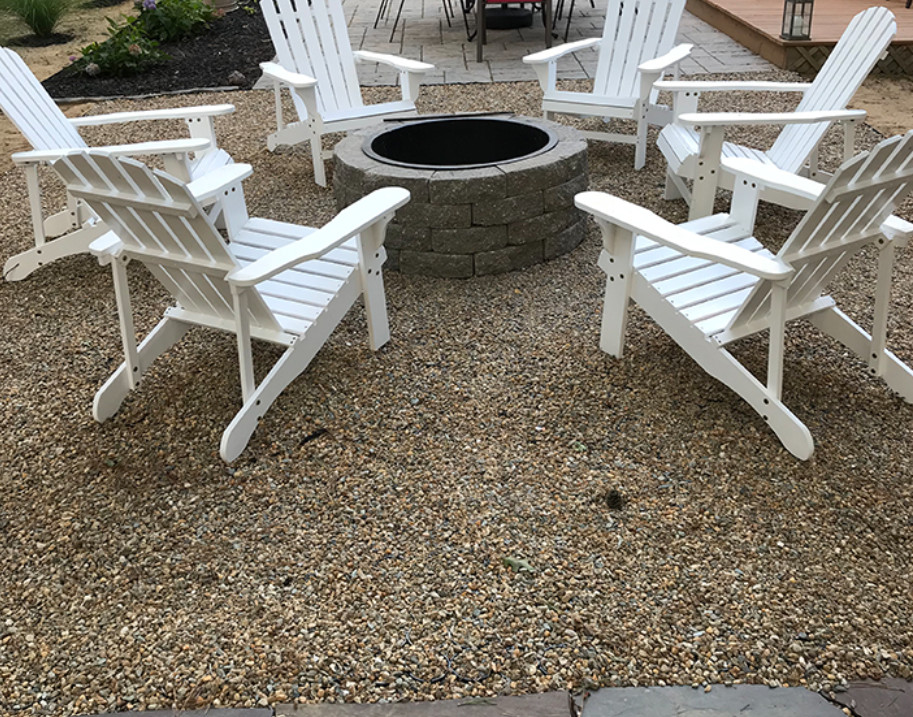 Residential sitting area with a gravel ground.