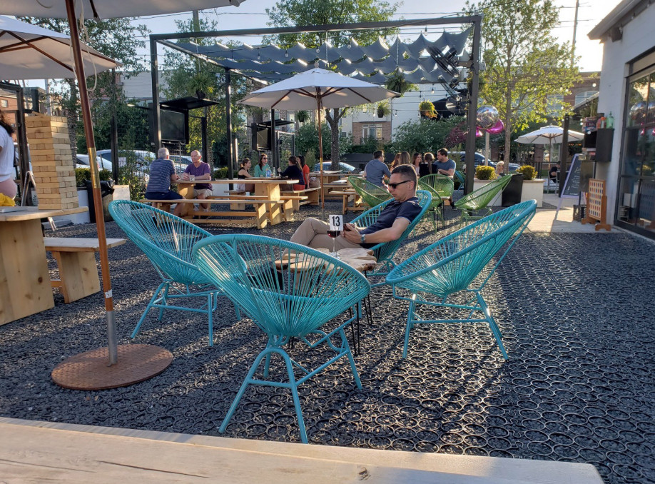 Bar and restaurant patio using a gravel grid system 
